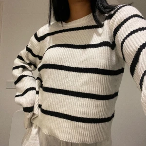 Randig stickad tröja  - Nästan helt oanvänd vitrandig stickad tröja. Jag är S men tröjan är i XL för jag ville ha den lite oversized men eftersom de är en lite halvkortmodell så blir den inte jätte oversized. Pris kan diskuteras.