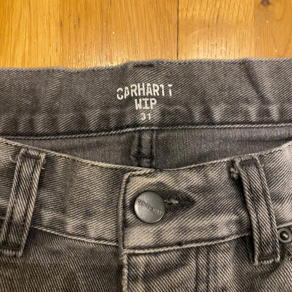 Carhartt Wip jeans i grått. Bra skick. Det finns dock några fläckar lite här och där, men de är svåra att se.  Storlek 31 . Jeans & Byxor.