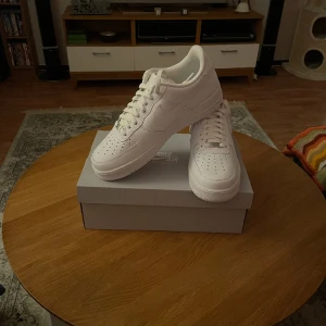Nike Air Force 1’07s Stl. 47 - Säljer dessa helt oanvända Nike skor då jag beställt hem dom i fel storlek och sedan glömt bort dom med tiden i garderoben. Just nu i hopp om att någon med rätt storlek vill köpa dom av mig. Hämtas strax utanför Växjö i Ingelstad.