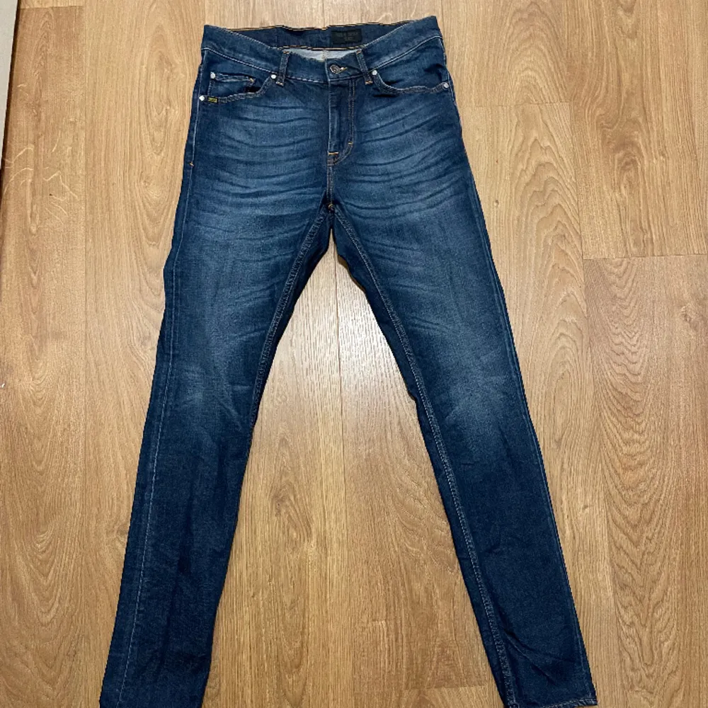 Riktigt snygga jeans från Tiger of Sweden. I den eftertraktade modellen evolve. Jeansen är i nyskick och storleken är 30/34. Jeans & Byxor.