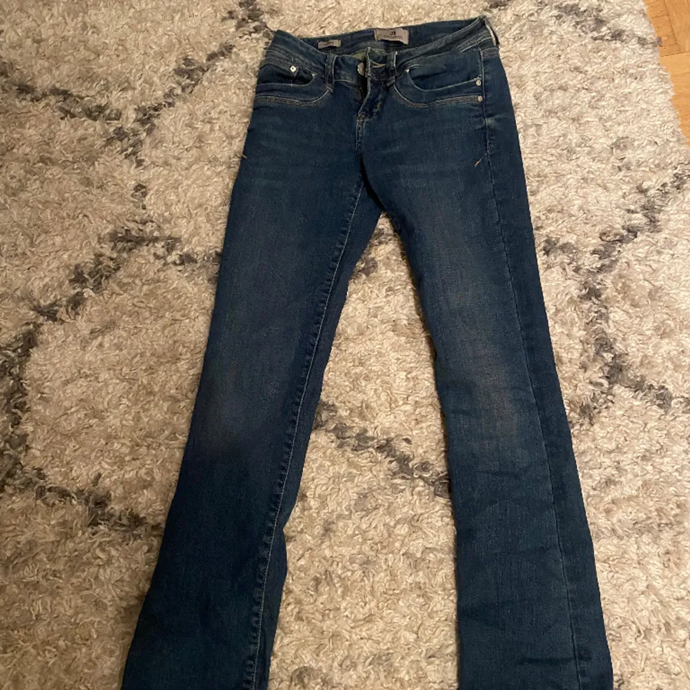 Skitsnygga low waisted jeans som är i bästa skicket. . Jeans & Byxor.
