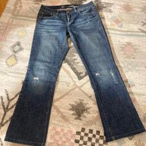 Säljer dessa lågmidjade botcut jeansen från american eagle💕 de är i fint skick utan defekter.💕 i de står det 8 men skulle gissa på s-m