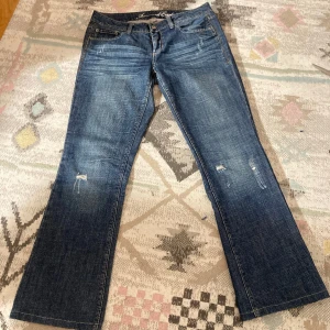 American eagle jeans - Säljer dessa lågmidjade botcut jeansen från american eagle💕 de är i fint skick utan defekter.💕 i de står det 8 men skulle gissa på s-m