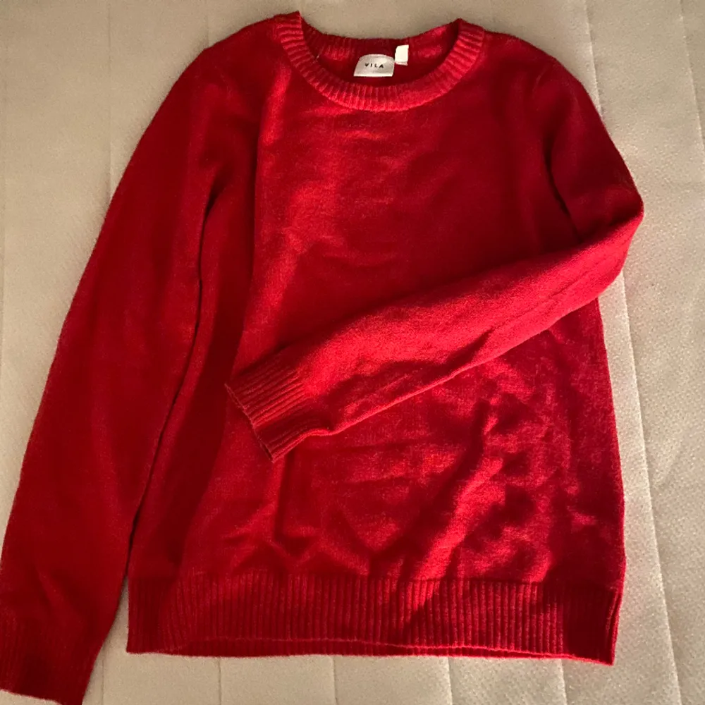 Röd stickad tröja ifrån Vila, storlek S. Tröjor & Koftor.