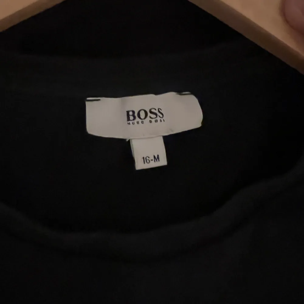 Tjena! Säljer nu den här feta Hugo boss T-shirten! Skick 9/10🍾 nypris 500kr, mitt pris 199kr. Kom pm vid frågor eller funderingar.. T-shirts.