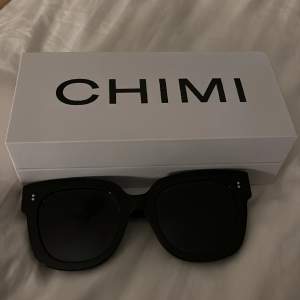 Ett par jättefina solglasögonen från chimi säljer endast vid bra och snabb affär 