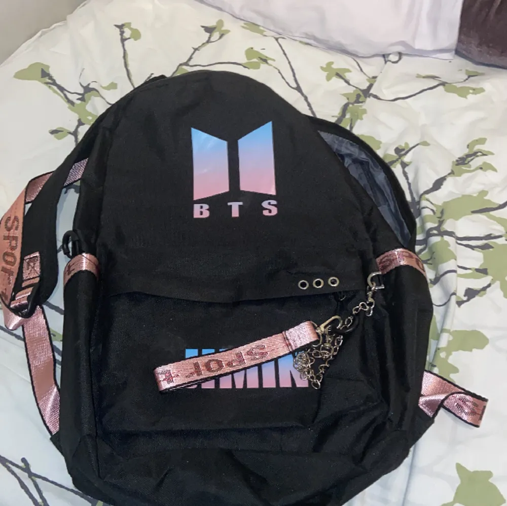 Köpte denna BTS Jimin ryggväskan för 500kr online för ungefär 1 år sedan nu. Har använt sällan.. Väskor.