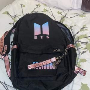 Köpte denna BTS Jimin ryggväskan för 500kr online för ungefär 1 år sedan nu. Har använt sällan.