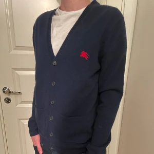 Burberry Cardigan 100% Kashmir  - Säljer en väldigt snygg Burberry cardigan som är i ett väldigt bra skick! Storlek S! Den är i 100% Kashmir!  Hör gärna av dig om du har frågor!