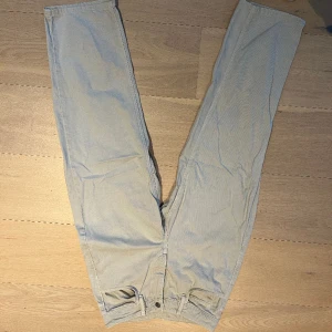 Vida byxor - Byxor från collusion. Beiga och vida ner till benen. Storlek W30 L30