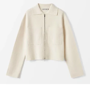 Beige kofta - Använd endast fåtal gånger säljer då den är lite stor för mig och kommer därför inte till användning, tyvärr.