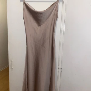 Silkesklänning - Sitter jättefint på och elegant.