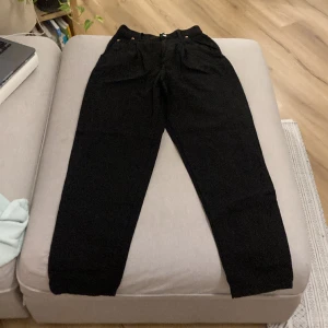 Mom jeans - Svarta mom jeans från pull and bear. I nyskick