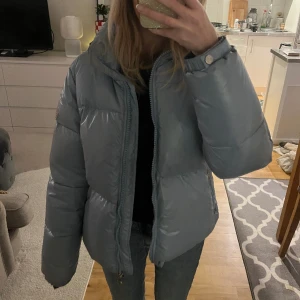 Dunjacka - Säljer nu min fina dunjacka från pyrenex. Köptes nu under hösten och har endast använts ett fåtal gånger sen dess. Sitter lite oversize på mig som har XS men kan sitta olika beroende på hur man vill då det är storlek M💕nypris ca 5000🫶🏼