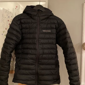 Peak performance jacka - Snygg o Basic peak performance jacka i storlek Medium  Köpte den för jag var i behov utav en jacka ganska akut  Den är fint skick och inga hål. 