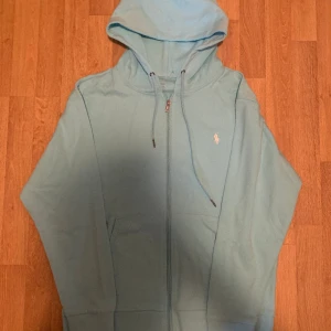 Baby Blue Ralph Lauren tröja  - Baby Blue Ralph Lauren tröja i ny skick och tröjan är i storlek S. Ralph Lauren tröjorna är en av dem bästa tröjorna vi har hafft inne.