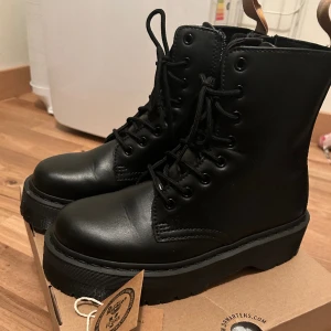 Dr. Martens Jadon II Mono - Plattform-boots från Dr. Martens med dragkedja. Veganskt läder. Använda en gång utomhus. Köpta för 1700kr. Storlek 40 passar 39/40.