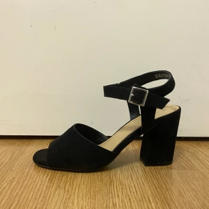 Svarta klackar - Svarta klackar från Nelly. 8cm klackhöjd. Använda endast ett fåtal gånger🖤👠