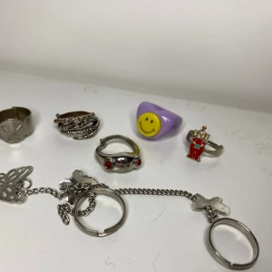Ringar - Olika ringar. Alla utom den lila och klon kan man justera storleken på lite. 20kr styck Exclusive frakt. Kan diskutera pris vid köp av mer än en