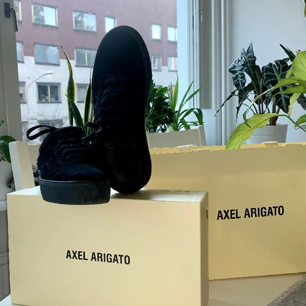 Tjena! Säljer mina svarta Arigato Platform Sneakers då de inte riktigt passar mig. Skorna är knappt använda och håller fortfarnde nyskick. Nypris 2300kr, jag säljer mina för 1250kr. Tveka inte på att ställa frågor! :). Skor.