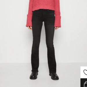 lågmidjade jeans - Säljer dessa helt oanvända jeans från ONLY då dom inte riktigt passade💗 nypris 429kr