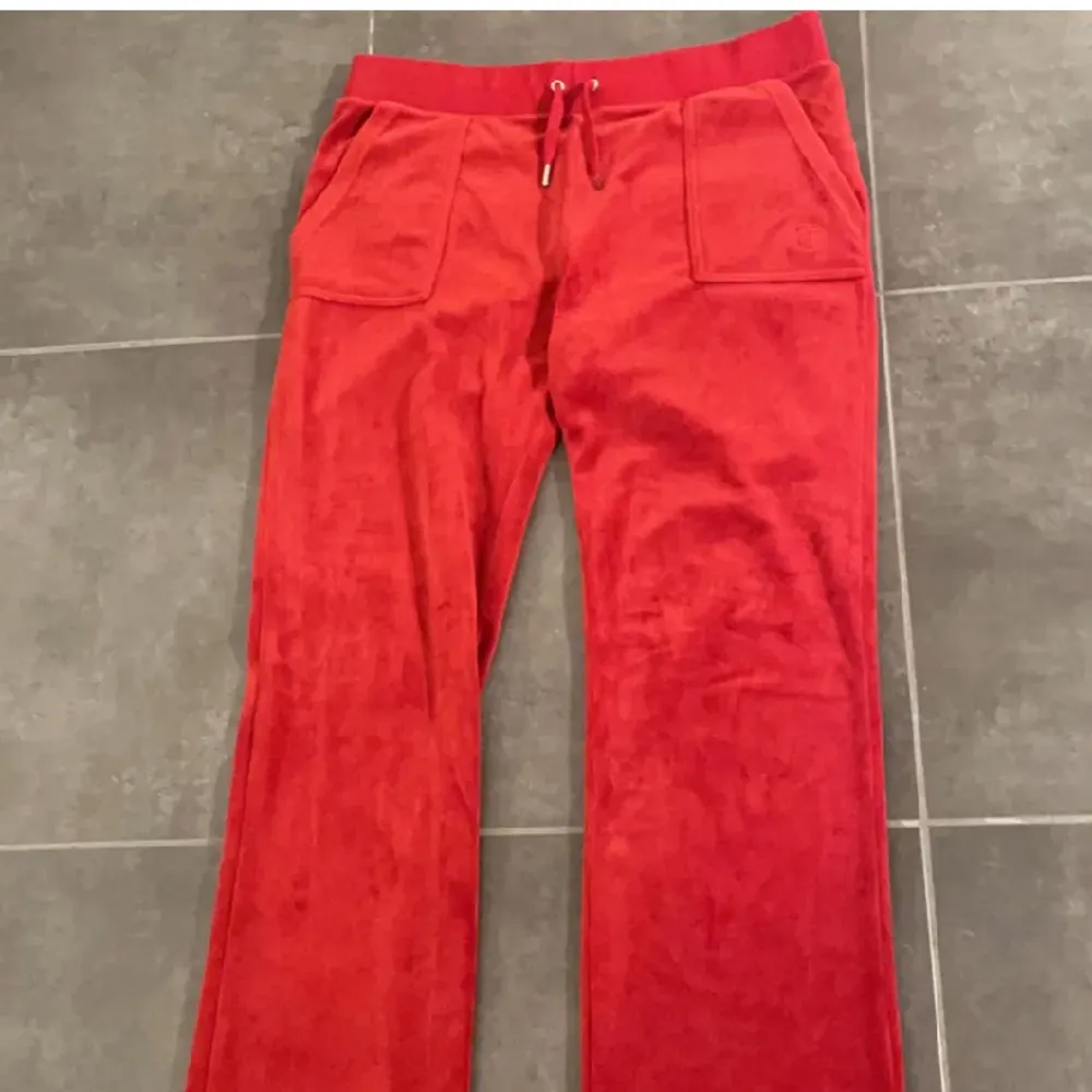 Köpt på plick men de används inte! 🩷 Ett par röda juicy byxor i storlek M. Jeans & Byxor.