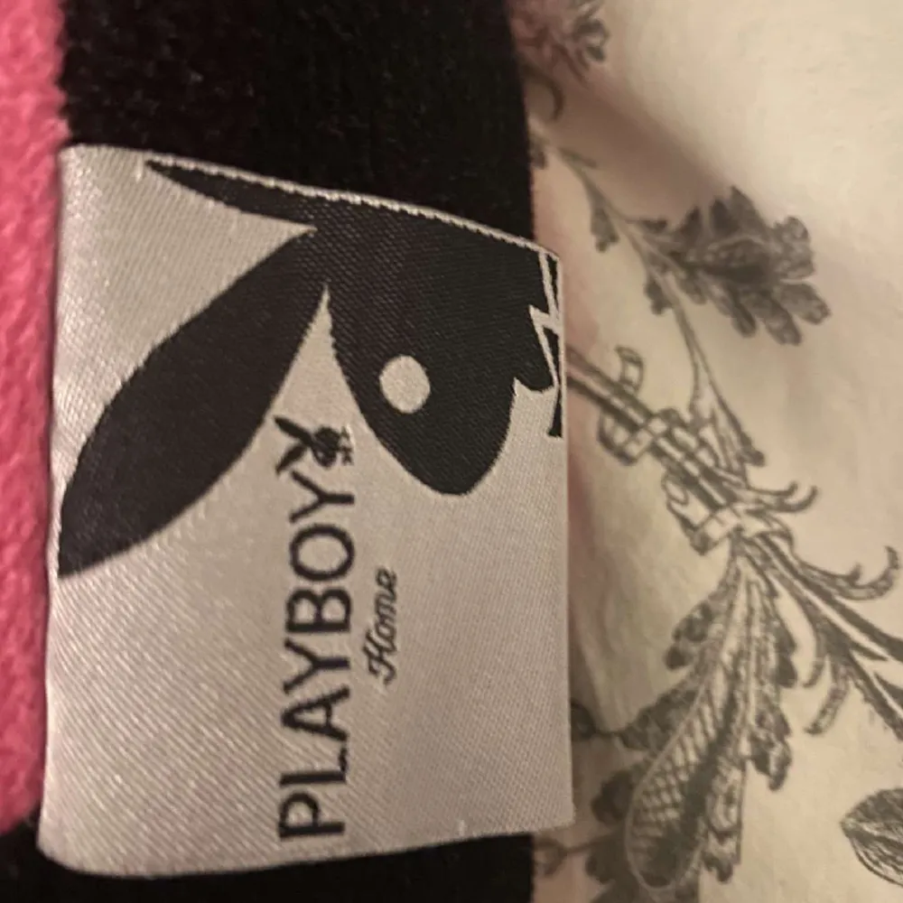 Säljes Playboy kudde i rosa  äkta och i bra skick . Övrigt.