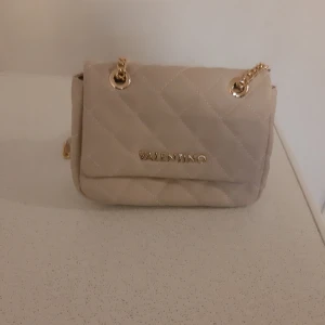 Valentino ocarina väska  - Säljer min väska Valentino ocarina axelremsväska använd vid 4 tillfällen. Mycket bra skick. Inköpt på wardow. 