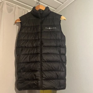 Sail racing väst - Hej! Säljer denna feta sailracing västen i skick 8-10. Storleken är 160 men passar 160-170 Vid frågor tveka inte att fråga😃