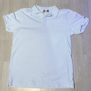 Piké  - Säljer en snygg piké i bra skick. Fraktas inom 48h📦📩 Kolla gärna in mina andra annonser.