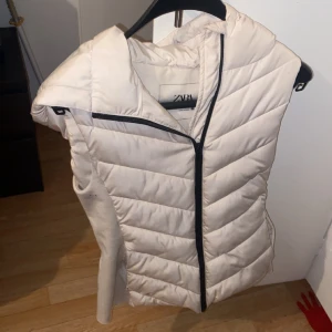 Zara väst - Säljer min super fina zara väst då den inte kommer till användning. Det går bra att trycka på köp nu:)