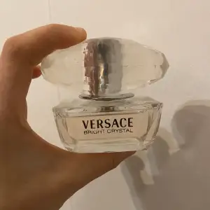 Säljer denna Versace Bright crystal parfymen 50ml, det är ungefär 90-93% kvar då jag använt den MAX 3/4 gånger. Personligen tycker jag att den luktar väldigt gott men ja har för många parfymer❤️ skriv gärna vid fler frågor!! Köptes för 599kr i somras🤍