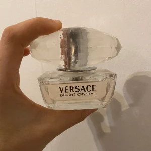 Versace parfym - Säljer denna Versace Bright crystal parfymen 50ml, det är ungefär 90-93% kvar då jag använt den MAX 3/4 gånger. Personligen tycker jag att den luktar väldigt gott men ja har för många parfymer❤️ skriv gärna vid fler frågor!! Köptes för 599kr i somras🤍