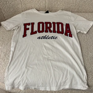 T-shirt - Använt men den är i bra skick💓💓