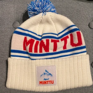 Minttu mössa - Snygg och fräsch, oanvänd Minttu mössa.