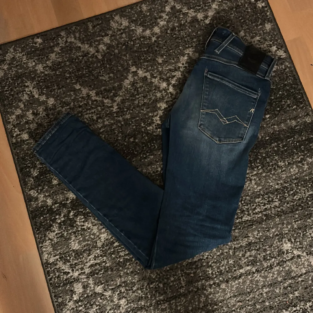 Tja säljer dessa feta Replay anbass jeans i storlek 28/32 10/10 skick använda 3 gånger för 750 hör av er vid frågor  . Jeans & Byxor.