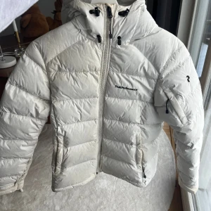 Peak performance jacka  - En vit peak performance jacka i bra skick, storlek xs, nypris 3000kr säljer för endast 600kr
