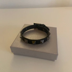 Valentino armband  - Helsvart valentino armband som nästan inte alls använts. Väldigt fint skick. Har tyvärr inte kvar original boxen men den ersätta med en annan. Självklart äkta. 