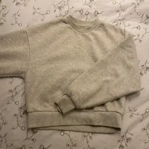 Säljer min grå sweatshirt från Gina tricot då den inte kommer till användning längre. Något nopprig men inget man tänker på när den sitter på. 150kr + frakt. Tryck gärna på köp nu, om du har frågor så är det bara att skriva 💕