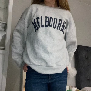 Grå sweatshirt  - Säljer denna grå sweatshirt med tryck från Gina❤️ lite noppig men inget man tänker på direkt. 