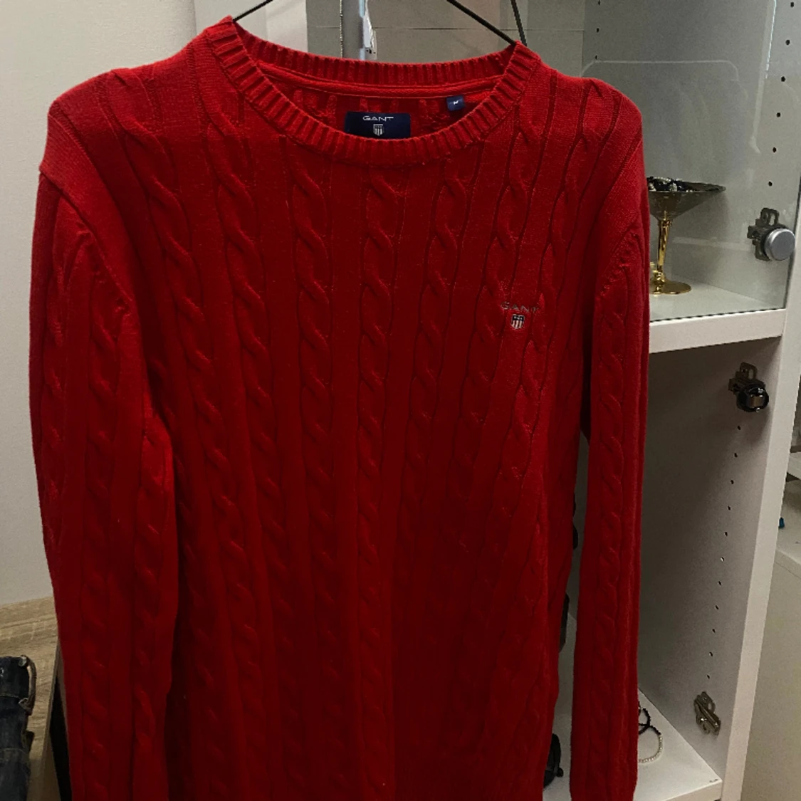 Kabelstickad gant tröja röd
