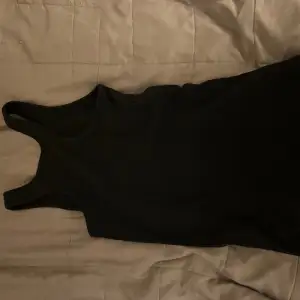 En svart linne från lager 157 i bra skick den är i strl 130 men passar mig som brukar ha xs/s i kläder