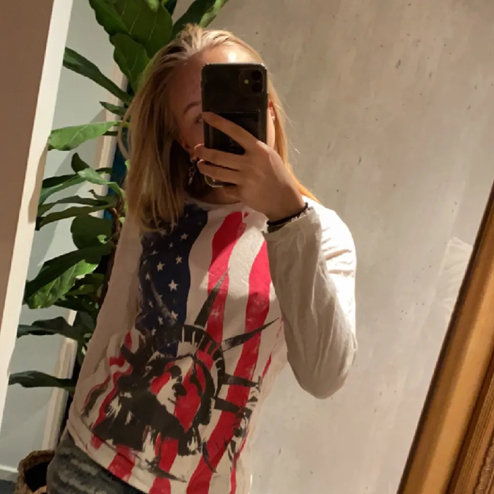 Jätte fin långärmad tröja med amerikanska flaggan o frihetsgudinnan på❤️‍🔥❤️‍🔥Den har en liten fläck på armen (bild nmr 3)😊. T-shirts.