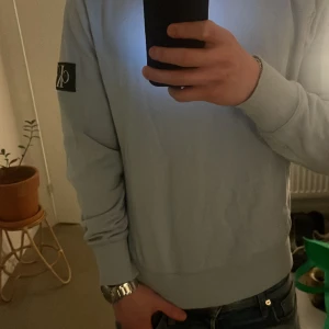 Ck tröja - Säljer denna ljusblåa tröjan från Calvin Klein då den inte kommer till användning! Köpt för 800. Är i grymt skick. 