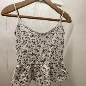 Blommigt linne - Gulligt blommigt linne i storlek XS. Tidigare från BikBok. Banden är sydda bak pga att de tidigare varit för långa.