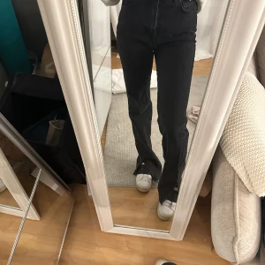 Jeans  - Nya svarta jeans med slits ifrån pull&bear. Storlek 32 men passar mig som har 32-34