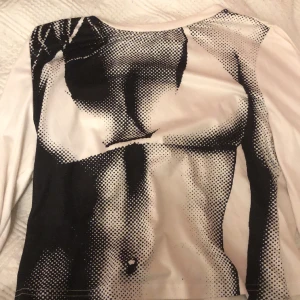 trendig tröja från shein - denna tröjan har vart väldig trendig men inte använts mer än 2 ggr. Den blev köpt i för stor strl men funkar ändå som M/L