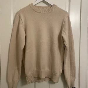 Les Deux tröja - Stickad Les Deux tröja köpt på MQ. Säljes pga att den är just så pass för liten (är 183 cm för referens). Ej använd särskilt mycket och i väldigt bra skick. Nypris 900 kr