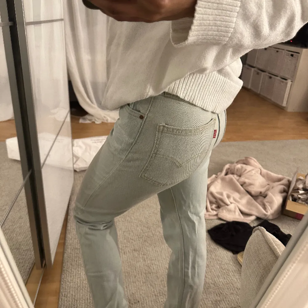 Helt oanvända Levis jeans i storlek 25, vilket ungefär motsvarar XS. Passar dock mig som vanligtvis har XS/S. Endast testade!! . Jeans & Byxor.