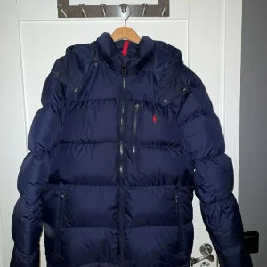 Polo Ralph fluoren jacka - Säljer min polo jacka för 1000 kr den är använd cirka 5-6 gånger och är lite för stor för mig och är storlek L